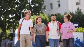 Studenci przed kampusem