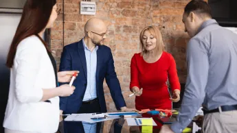 Inżynieria oprogramowania w JavaScript (TypeScript) | Studia podyplomowe w Gdyni | Uniwersytet WSB Merito Gdynia: Grupa słuchaczy SP omawia projekt