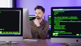 Bezpieczeństwo w cyberprzestrzeni | Studia I stopnia w Gdyni | Uniwersytet WSB Merito Gdynia: Student w sali z komputerami