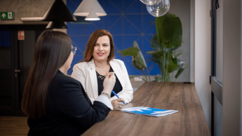 Indywidualne wsparcie, cyfrowe innowacje i inkluzyjne podejście – nowoczesny pracownik Publicznych Służb Zatrudnienia | Studia podyplomowe w Gdyni | Uniwersytet WSB Merito Gdynia: Dwie słuchaczki SP rozmawiają