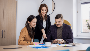 Doradca w procesie sukcesji | Studia podyplomowe w Gdyni | Uniwersytet WSB Merito Gdynia: Rozmowa trzech studentów nad projektem 