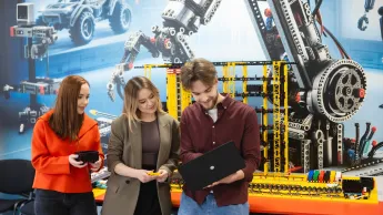 Cyfrowe łańcuchy dostaw | Studia I stopnia w Gdyni | Uniwersytet WSB Merito Gdynia: Studenci w laboratorium logistycznym