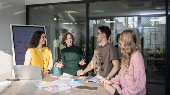 Studenci podczas warsztatów w bibliotece