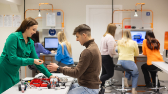 Logistyka | Studia I stopnia w Gdyni | Uniwersytet WSB Merito Gdynia: Studenci podczas warsztatów w laboratorium 