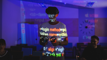 Informatyka | Studia I stopnia w Gdyni | Uniwersytet WSB Merito Gdynia: Student podczas gry w VR