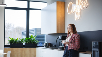 Psychotraumatologia | Studia podyplomowe w Gdyni | Uniwersytet WSB Merito Gdynia: Słuchaczka studiów podyplomowych podczas przerwy kawowej