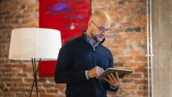 Mężczyzna w ceglanej przestrzeni