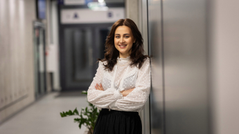 Zarządzanie jakością i produkcją w branży produkcyjnej | Studia podyplomowe w Gdyni | Uniwersytet WSB Merito Gdynia: Słuchaczka w przestrzeni budynku C w Gdańsku