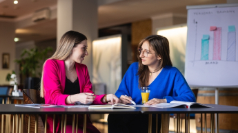 Social media i influencer marketing | Studia podyplomowe w Gdyni | Uniwersytet WSB Merito Gdynia: Słuchaczki podczas rozmów 