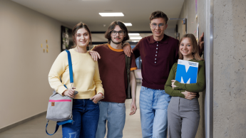 Studenci na korytarzu 