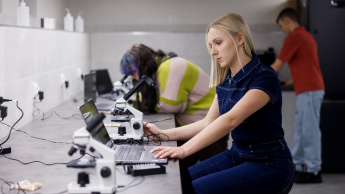 Studentka przy mikroskopie