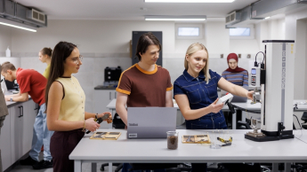 Logistyka intermodalna | Studia I stopnia w Gdyni | Uniwersytet WSB Merito Gdynia: Studenci w magazynie towaroznawczym