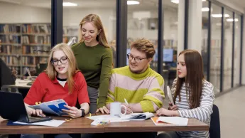 Marketing i sprzedaż | Studia I stopnia w Gdyni | Uniwersytet WSB Merito Gdynia: Studenci przy biurku pracują razem nad zagadnieniem