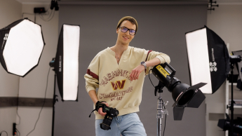 Student w studio fotograficznym