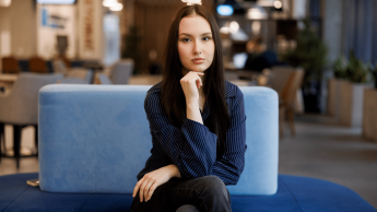 Kosmetologia zaawansowana | Uniwersytet WSB Merito Gdynia: Portret studentki w holu