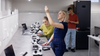 Wyniki wyszukiwania | Uniwersytet WSB Merito Gdynia: Studentka patrzy na próbkę podczas warsztatów