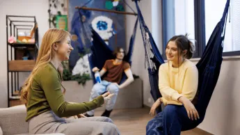 Psychologia w biznesie | Studia I stopnia w Gdyni | Uniwersytet WSB Merito Gdynia: Rozmawiające studentki przy hamakach