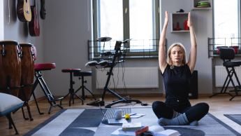 Wellbeing i nowoczesne środowisko pracy. Specjalista ds. dobrostanu | Studia podyplomowe w Gdyni | Uniwersytet WSB Merito Gdynia: Kobieta ćwicząca jogę