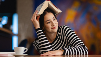 Studentka z otwartą książką na głowie