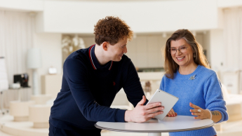 Zarządzanie w ochronie zdrowia | Studia podyplomowe w Gdyni | Uniwersytet WSB Merito Gdynia: Kobieta z mężczyzną podczas rozmowy w jasnym pomieszczeniu