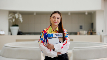 Personal branding | Studia podyplomowe w Gdyni | Uniwersytet WSB Merito Gdynia: Portret kobiety w kolorowej koszuli w jasnej przestrzeni 