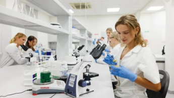 kosmetologia-studentka-laboratorium-warsztaty