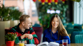 Student i studentka nad książką