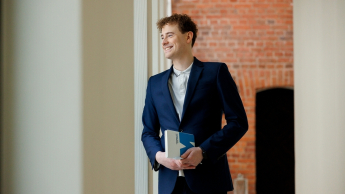 Mężczyzna w garniturze, zdjęcie biznesowe z uśmiechem