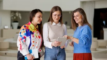 Analiza biznesowa wspomagana AI | Studia podyplomowe w Gdyni | Uniwersytet WSB Merito Gdynia: Trzy kobiety rozmawiają o zagadnieniu 