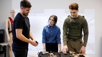 Bezpieczeństwo militarne | Studia I stopnia w Gdyni | Uniwersytet WSB Merito Gdynia: Studenci podczas warsztatów z bezpieczeństwa wewnętrznego