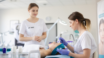 Kosmetologia zaawansowana | Studia podyplomowe w Gdyni | Uniwersytet WSB Merito Gdynia: Scena z zabiegu kosmetologicznego 