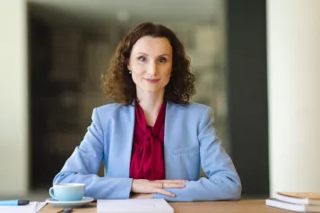 Biuro Obsługi Studenta | Uniwersytet WSB Merito Gdynia: studentka przy biurku