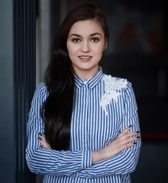 Maturzyści | Uniwersytet WSB Merito Gdynia: Kobieta o długich ciemnych włosach, w biznesowej koszuli