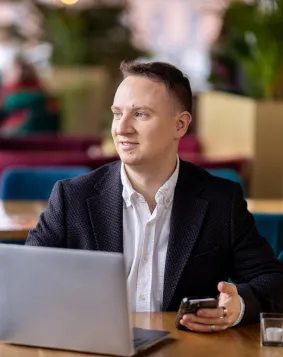 Maturzyści | Uniwersytet WSB Merito Gdynia: Zdjęcie biznesowe mężczyzny w garniturze przy laptopie