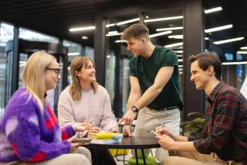 Szkolenia i kursy | Uniwersytet WSB Merito Gdynia: Grupa studentów rozmawia