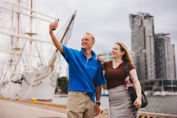 Strona główna | Uniwersytet WSB Merito Gdynia: Student i studentka WSB Merito w Gdyni robią sobie zdjęcie na tle żaglowca