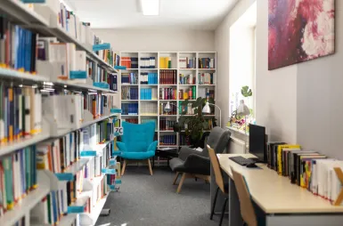 Nasz budynek | Uniwersytet WSB Merito Gdynia: Wnętrze biblioteki