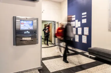 Nasz budynek | Uniwersytet WSB Merito Gdynia: Korytarz 