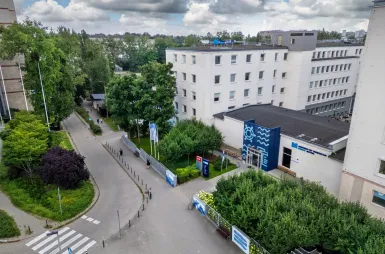 Nasz budynek | Uniwersytet WSB Merito Gdynia: Zdjęcie kampusu w Gdyni UWSB Merito z drona