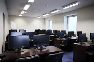 ABC studenta | Uniwersytet WSB Merito Gdynia: Sala warsztatowa z komputerami stacjonarnymi