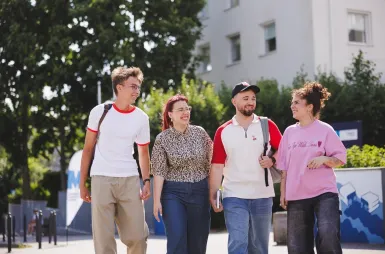 ABC studenta | Uniwersytet WSB Merito Gdynia: Studenci przed kampusem