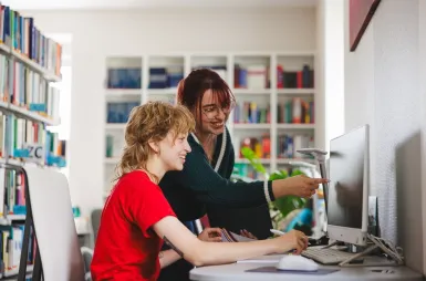 Studentki przy ekranie monitora w bibliotece
