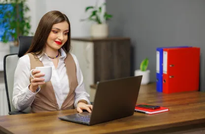 Aktualności | Uniwersytet WSB Merito Gdynia: Dziewczyna przy laptopie 