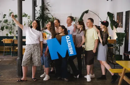 Aktualności | Uniwersytet WSB Merito Gdynia: Zdjęcie grupowe studentów w kawiarni z logiem 