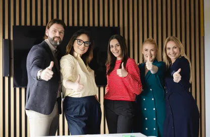 Aktualności | Uniwersytet WSB Merito Gdynia: Grupa słuchaczy SP z kciukami w górze