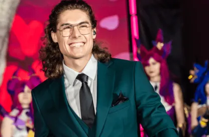 Aktualności | Uniwersytet WSB Merito Gdynia: Uśmiechnięty chłopak w garniturze