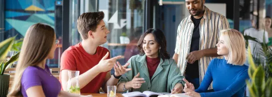 Studia i praktyki za granicą | Uniwersytet WSB Merito Gdynia: studenci w czasie rozmowy