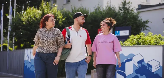 Studia jednolite magisterskie w Gdyni | Uniwersytet WSB Merito Gdynia: Studenci wychodzą z kampusu w Gdyni