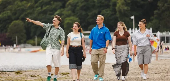 Studia I stopnia w Gdyni | Uniwersytet WSB Merito Gdynia: Studenci idą brzegiem morza