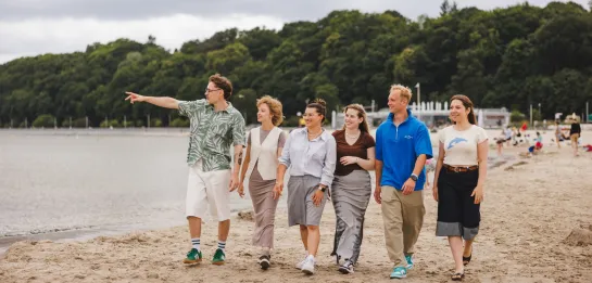 Studia II stopnia w Gdyni | Uniwersytet WSB Merito Gdynia: Studenci idą plażą w Gdyni